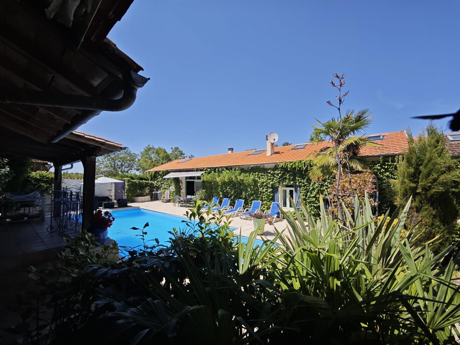 Fermette Réhabilitée avec Piscine sur 2,3 Ha