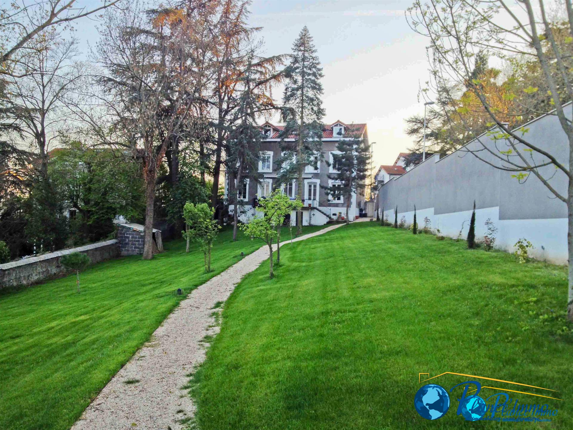 Saint-Priest-En-Jarez / Maison de Maitre of 323m2 of living space with its 1800m2 wooded park