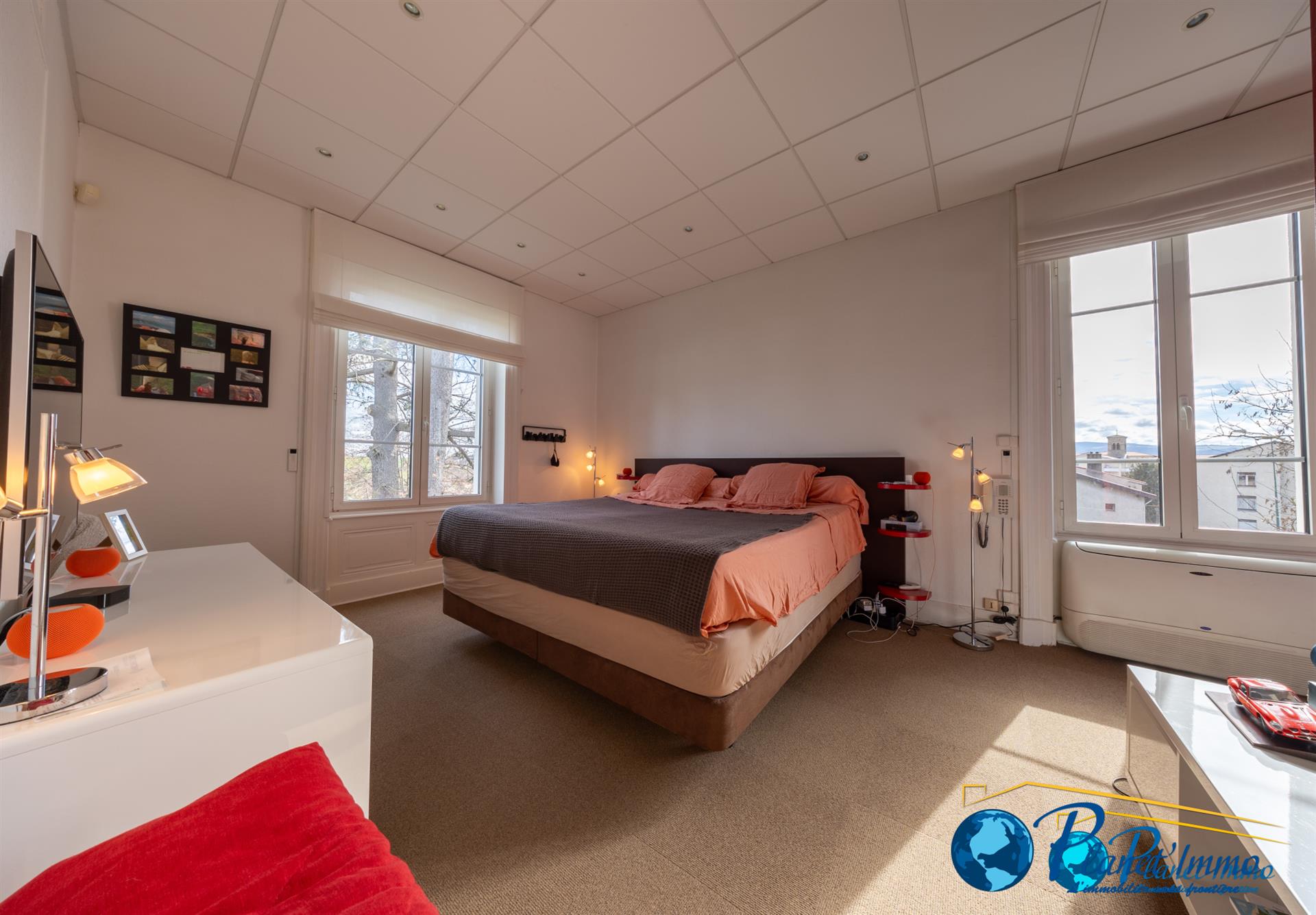 Saint-Priest-En-Jarez / Maison de Maitre of 323m2 of living space with its 1800m2 wooded park