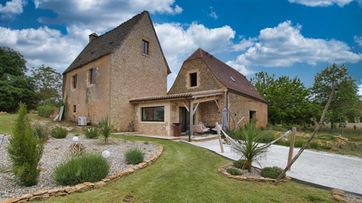 Nord Sarlat - Renovated stone house with barn and 1.5 hectare plot