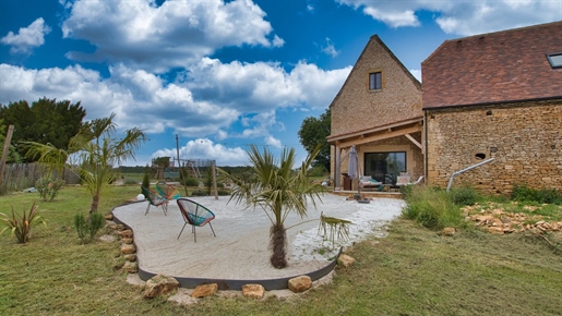 Nord Sarlat - Renovated stone house with barn and 1.5 hectare plot