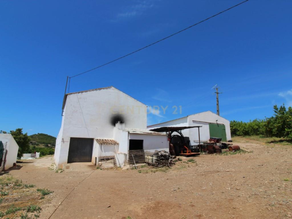 Tavira. House with 266 m2 and 14.5 ha of land, in Almargem.