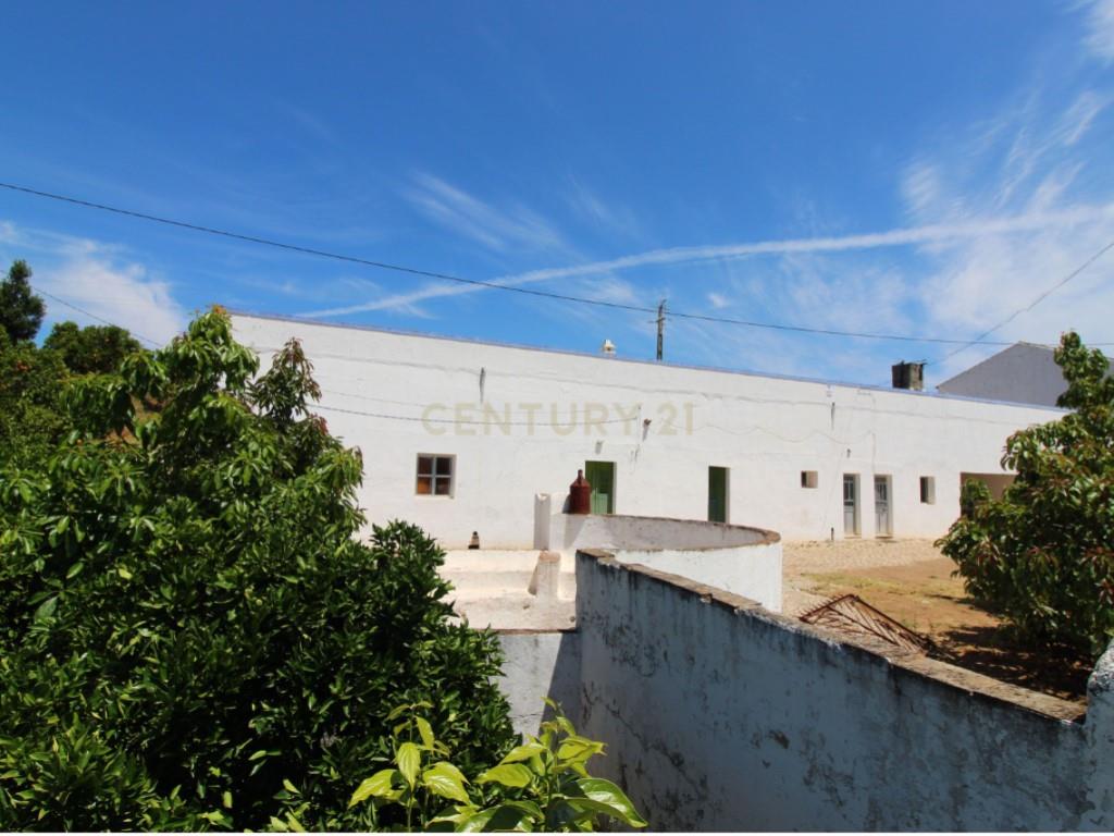 Tavira. House with 266 m2 and 14.5 ha of land, in Almargem.