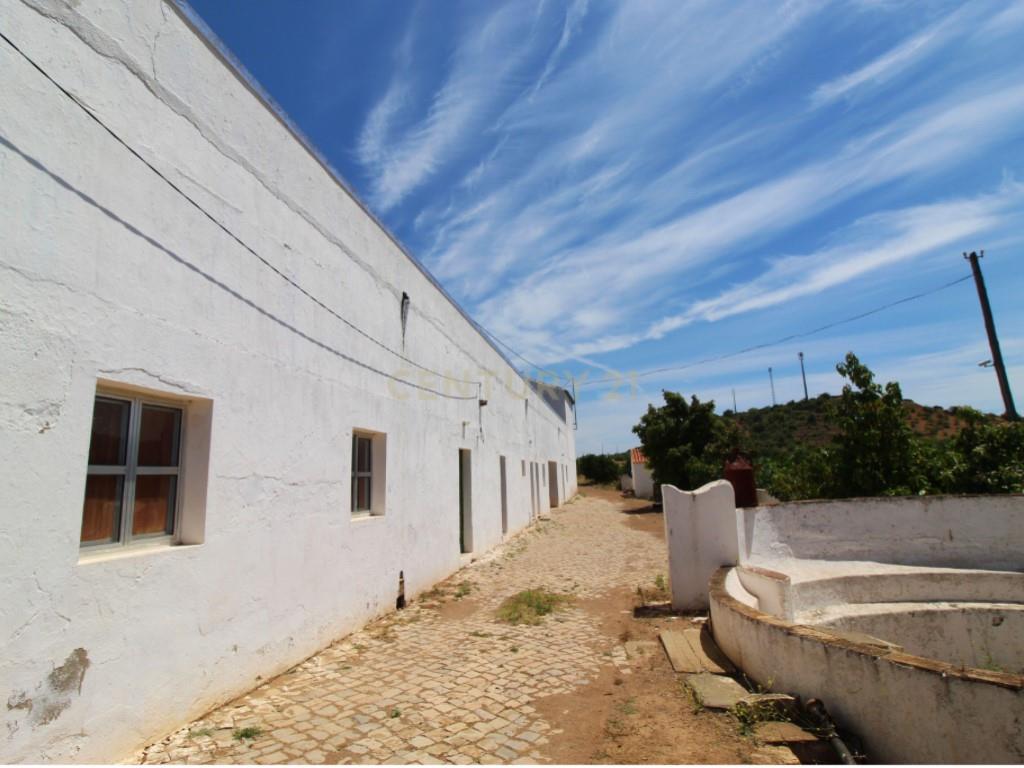 Tavira. House with 266 m2 and 14.5 ha of land, in Almargem.