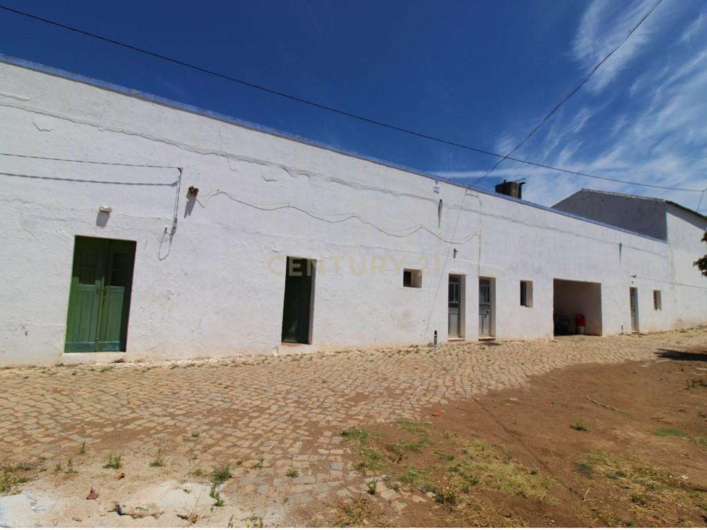 Tavira. House with 266 m2 and 14.5 ha of land, in Almargem.