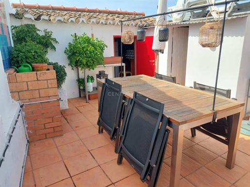 2 bedroom house with a traditional facade, for sale in the center of Tavira