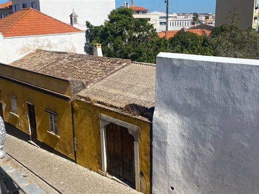 Traditional house, with 9 rooms, garden and garage, with project to build 3 apartments in Tavira cen