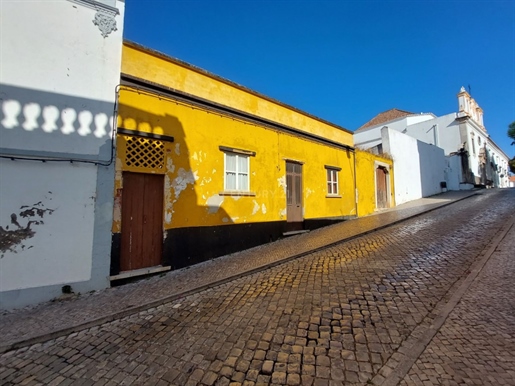 Traditional house, with 9 rooms, garden and garage, with project to build 3 apartments in Tavira cen