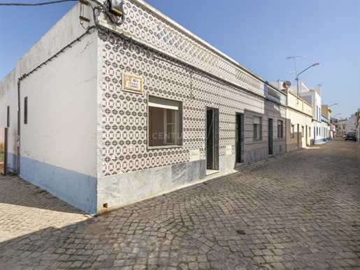 Single-Story dwelling with two independent units in the fishing village of Santa Luzia