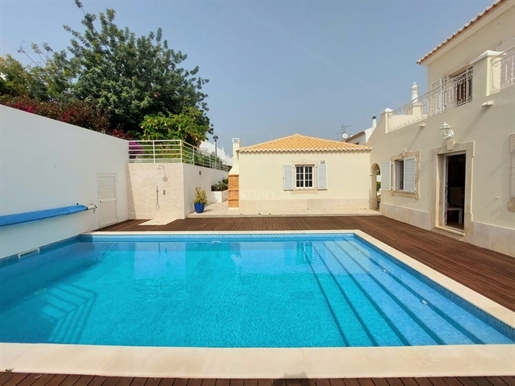 4 bedroom detached villa, with garage and swimming pool, for sale in a quiet urbanization 5 minutes