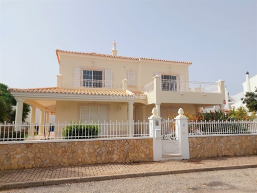 4 bedroom detached villa, with garage and swimming pool, for sale in a quiet urbanization 5 minutes