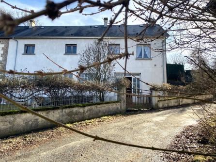 A house to renovate, garden, potential. At the heart of the village