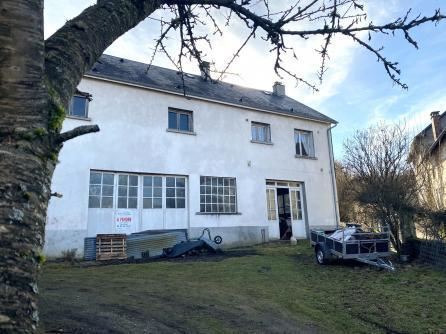 A house to renovate, garden, potential. At the heart of the village