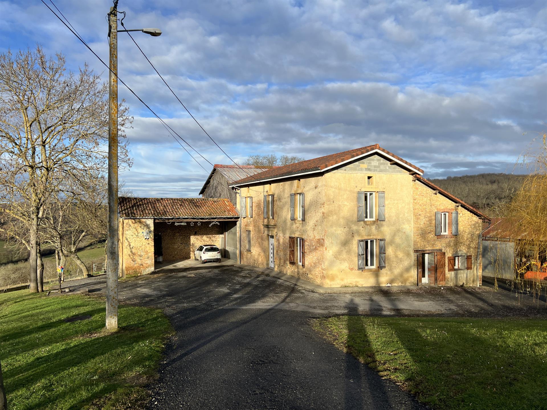 Splendid farmhouse with view of the Pyrenees