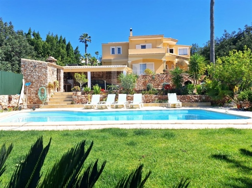 3+1 bedroom villa with swimming pool with countryside and partial sea views