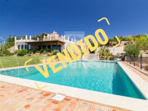 Amazing 5-Zimmer-Haus mit Pool in Bordeira - Faro