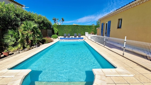 Villa individuelle de 4 chambres très bien présentée avec un joli jardin et une piscine de 10m x 4m.