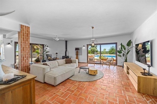 Luxuriöse 5-Schlafzimmer-Villa mit Pool und Blick auf die Landschaft zu verkaufen an der Algarve