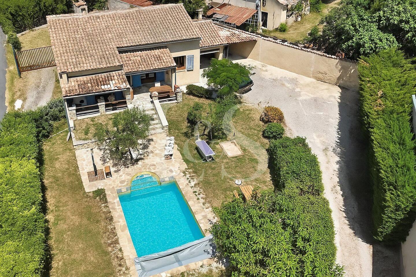 Single-Story house with swimming pool Approx. 90 m2 on 1,118 m2 of land in Malaucène