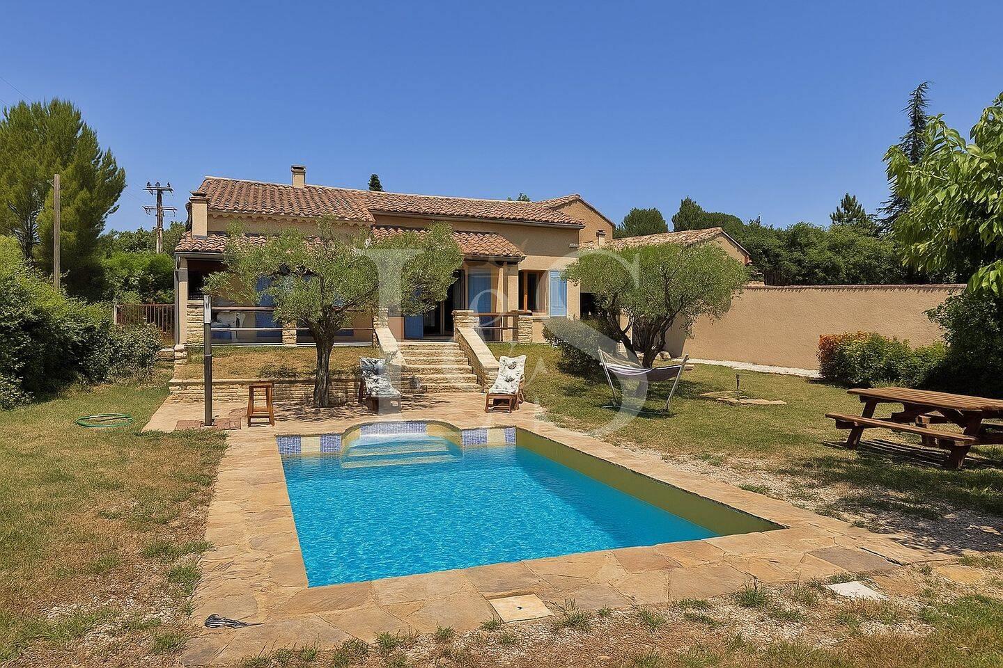 Single-Story house with swimming pool Approx. 90 m2 on 1,118 m2 of land in Malaucène