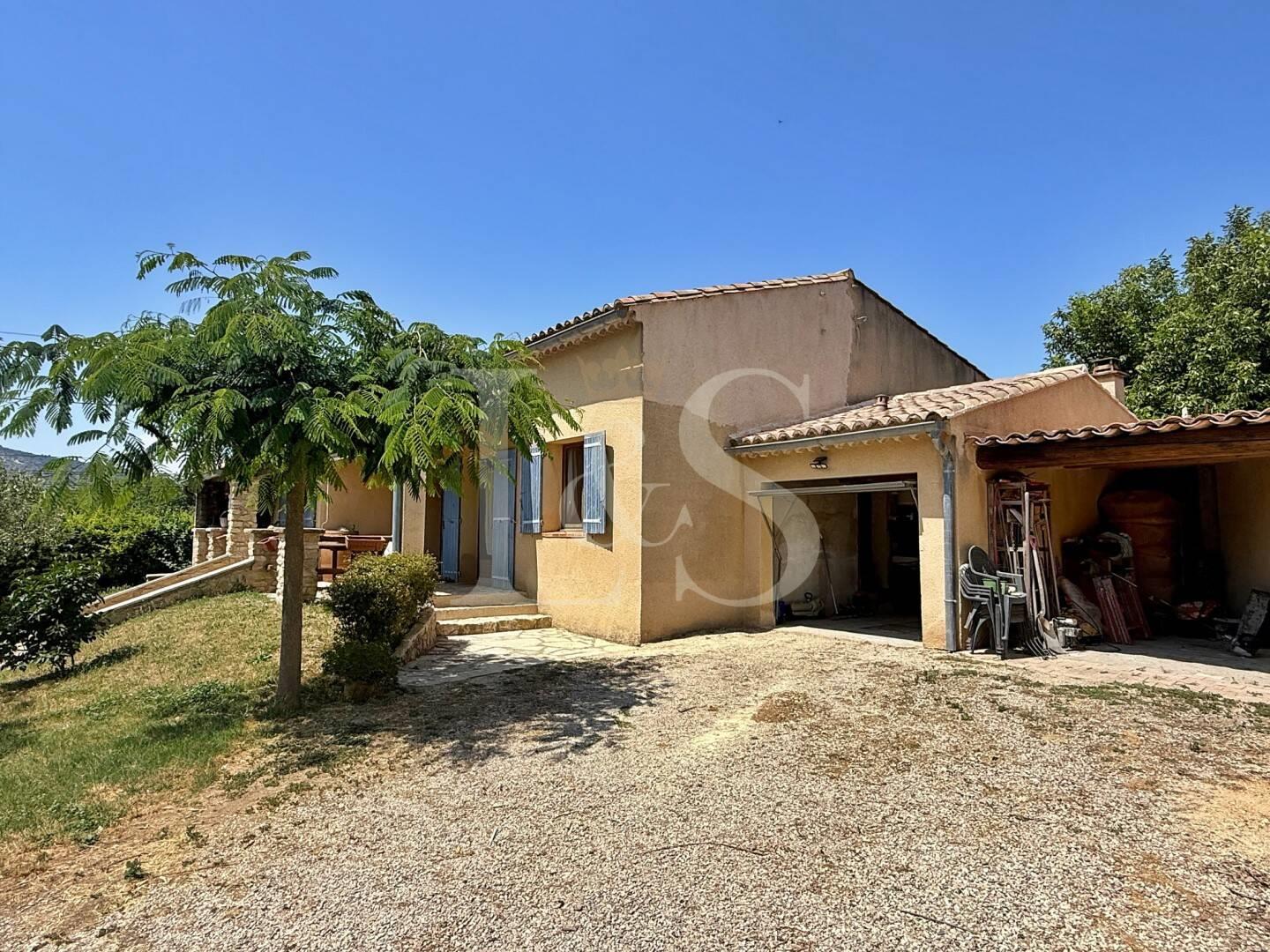 Single-Story house with swimming pool Approx. 90 m2 on 1,118 m2 of land in Malaucène