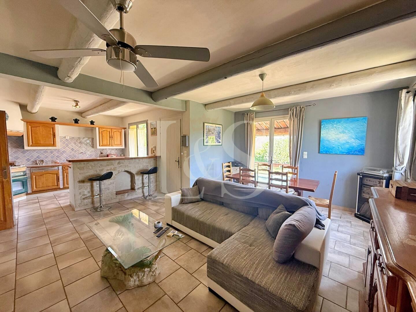 Single-Story house with swimming pool Approx. 90 m2 on 1,118 m2 of land in Malaucène