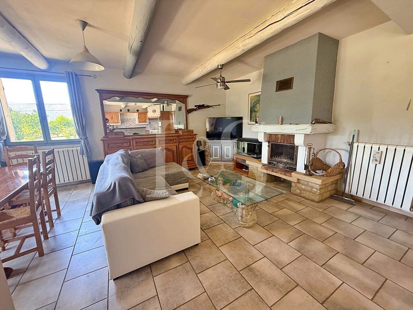 Single-Story house with swimming pool Approx. 90 m2 on 1,118 m2 of land in Malaucène