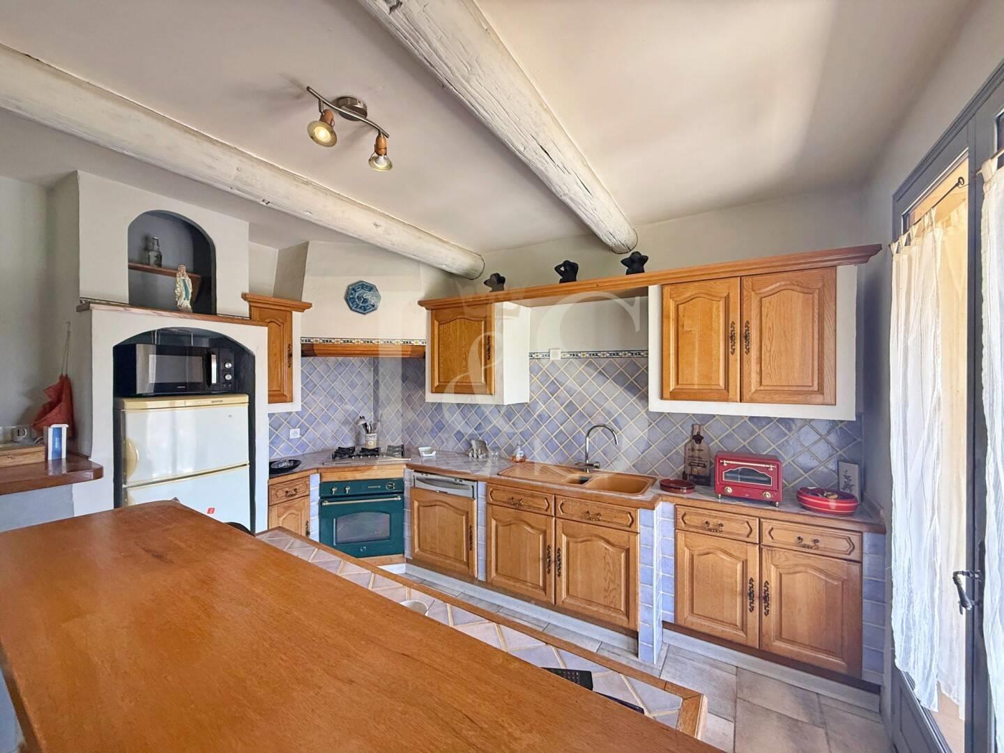 Single-Story house with swimming pool Approx. 90 m2 on 1,118 m2 of land in Malaucène