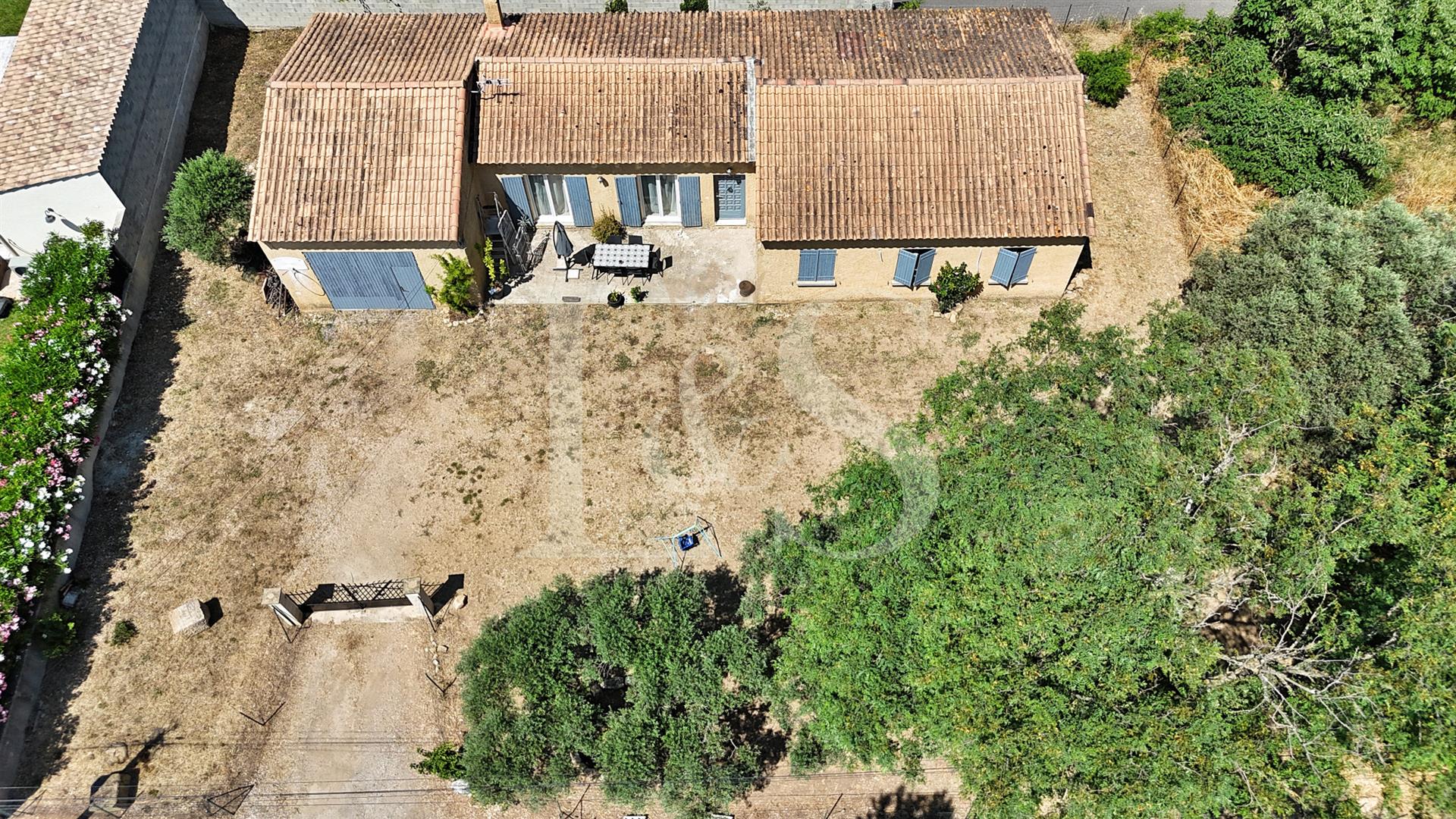 Charming single-story house of approximately 100m2 in Sainte-Cécile-les-Vignes on a plot of 870m2