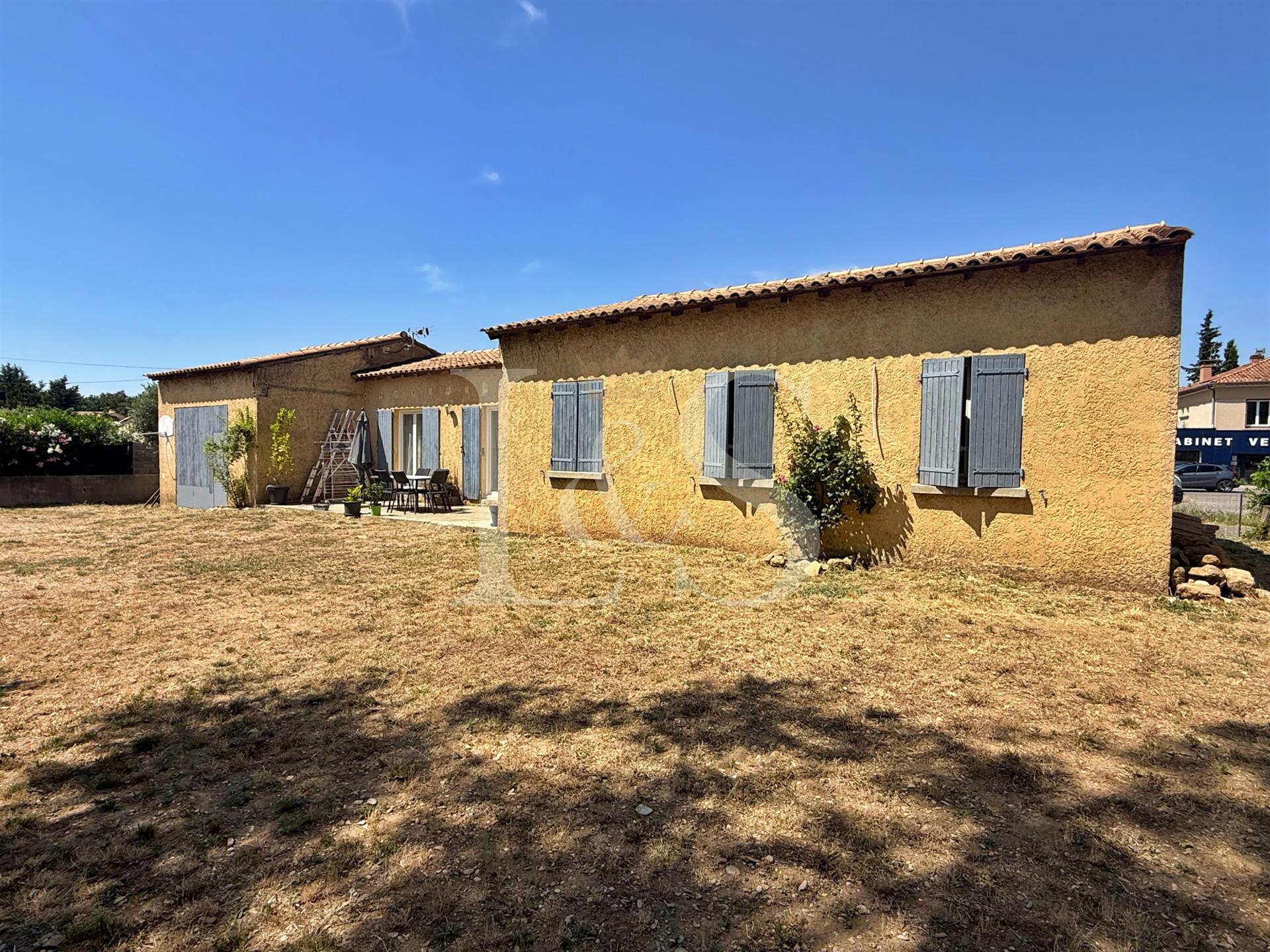 Charming single-story house of approximately 100m2 in Sainte-Cécile-les-Vignes on a plot of 870m2