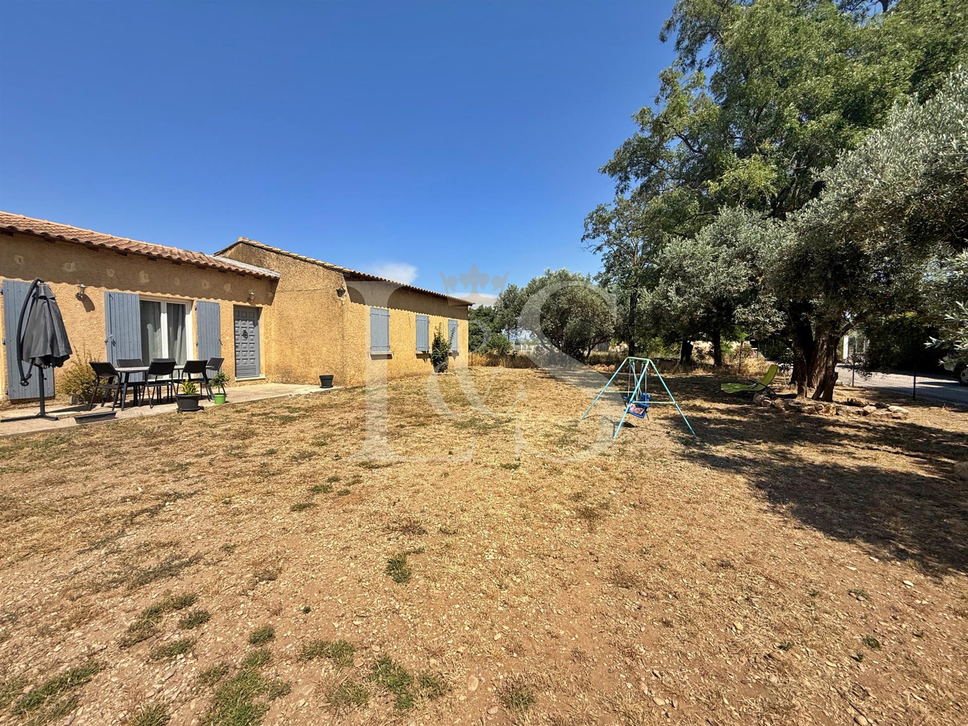 Charming single-story house of approximately 100m2 in Sainte-Cécile-les-Vignes on a plot of 870m2