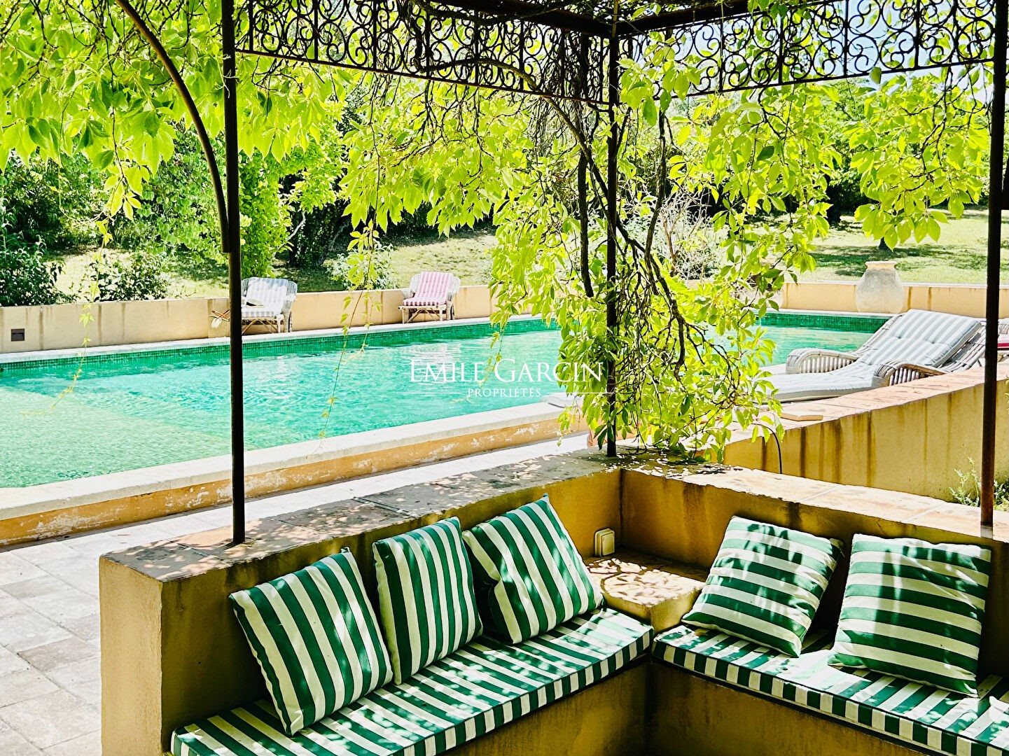 Maison à louer, 550m², Mazan