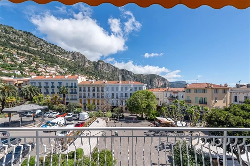 3 rooms on the top floor located on the central square of Beaulieu-sur-Mer.