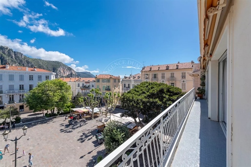 3 rooms on the top floor located on the central square of Beaulieu-sur-Mer.