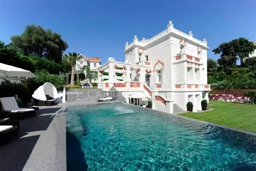 Luxe villa te koop met zeezicht in Cap d'Antibes