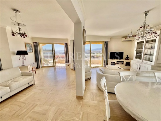 Large apartment with panoramic sea view