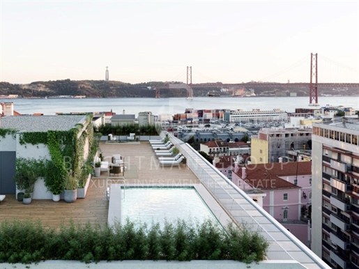 Apartamento T2 com estacionamento e terraço, em Lisboa