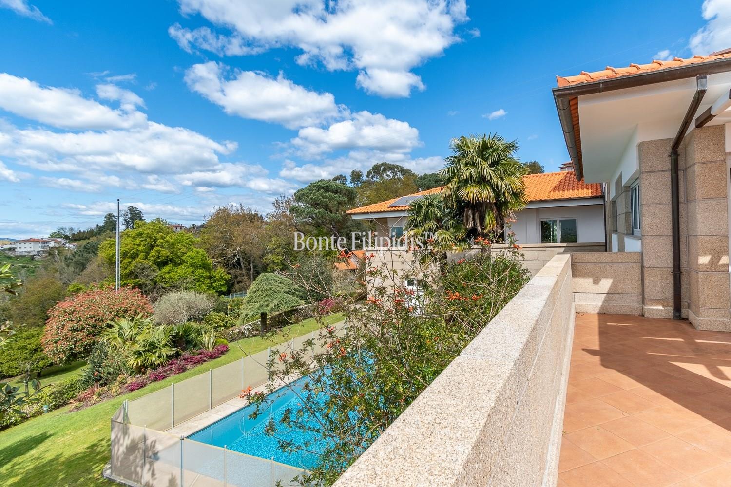 Renovated 6-Bedroom Villa with Pool and Garden in Guimarães