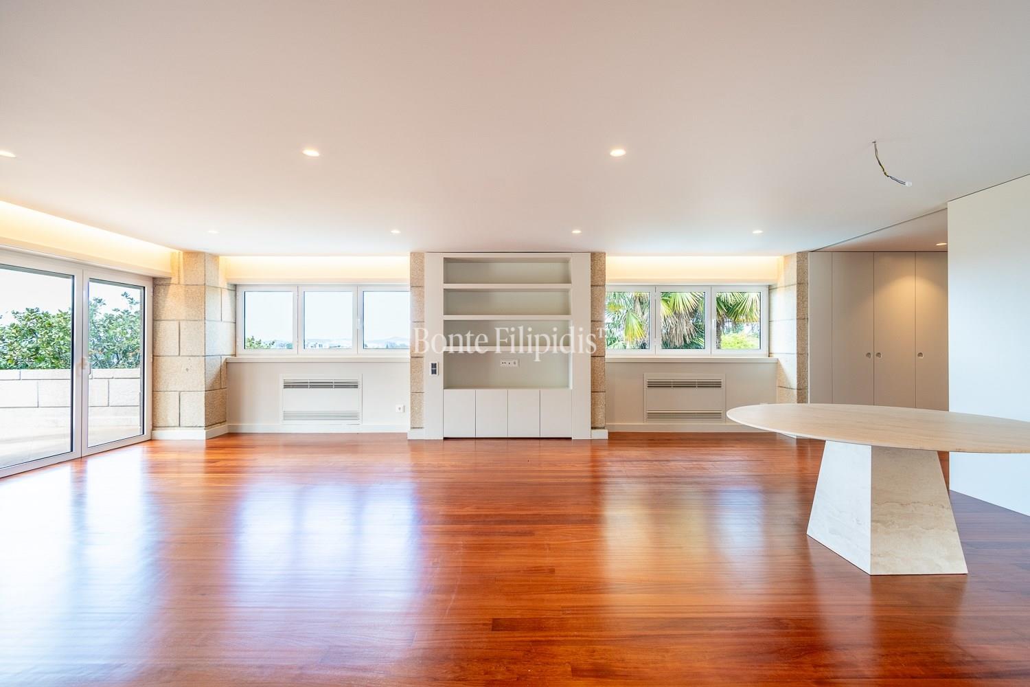Renovated 6-Bedroom Villa with Pool and Garden in Guimarães