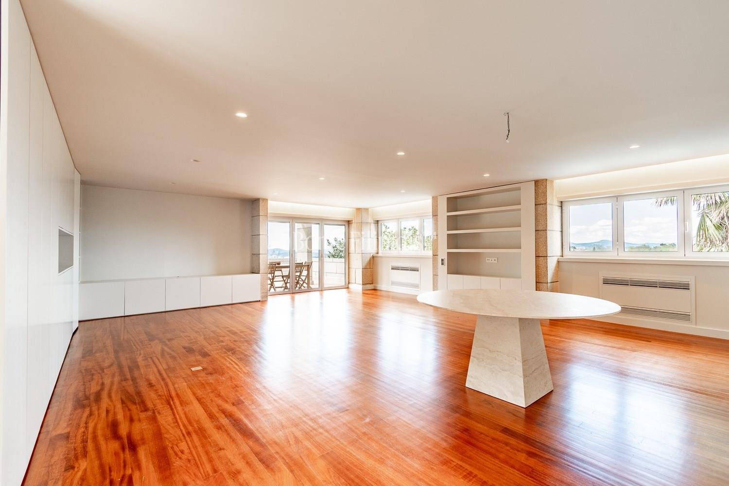 Renovated 6-Bedroom Villa with Pool and Garden in Guimarães