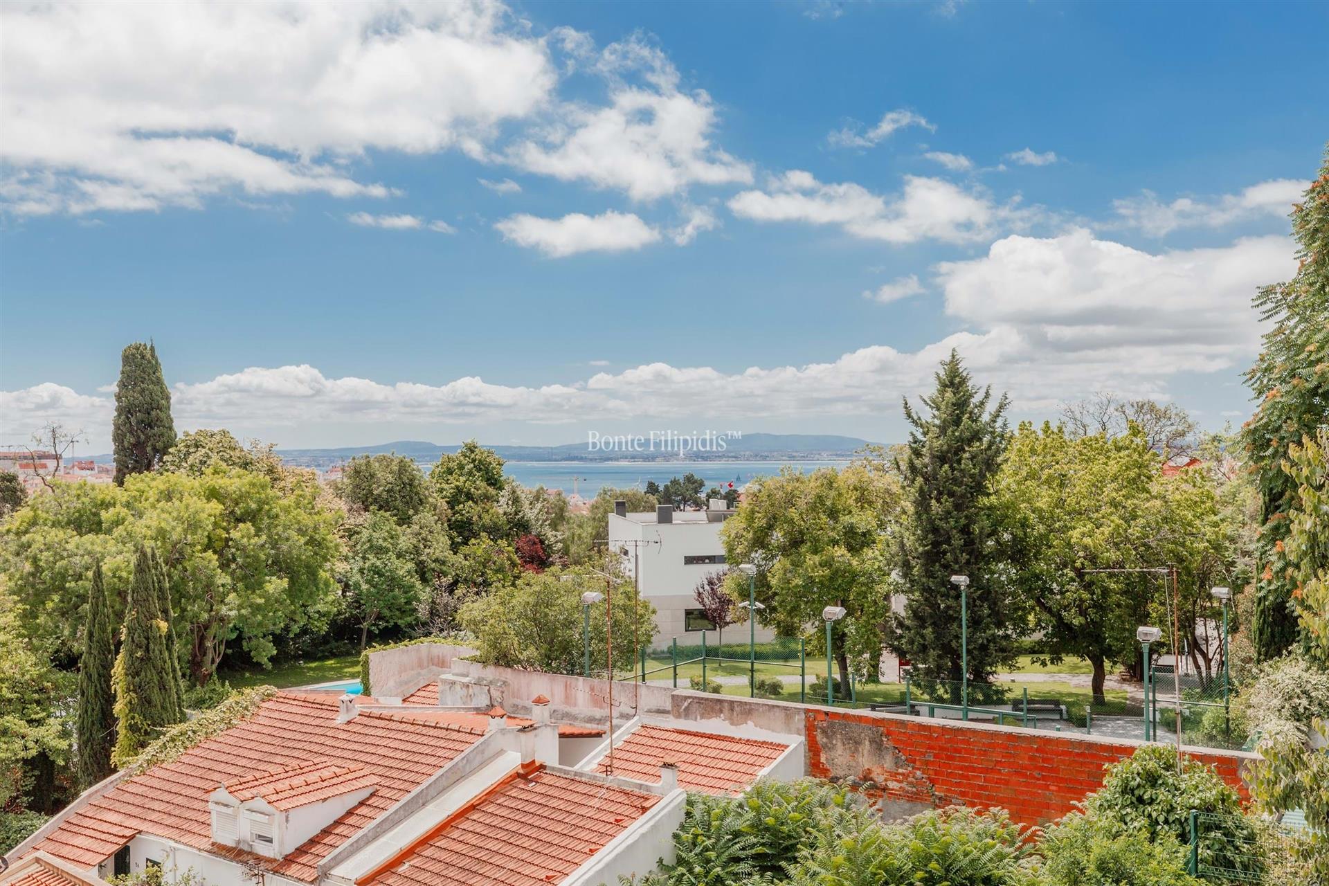 Penthouse T2 com vista para o rio Tejo, na Estrela