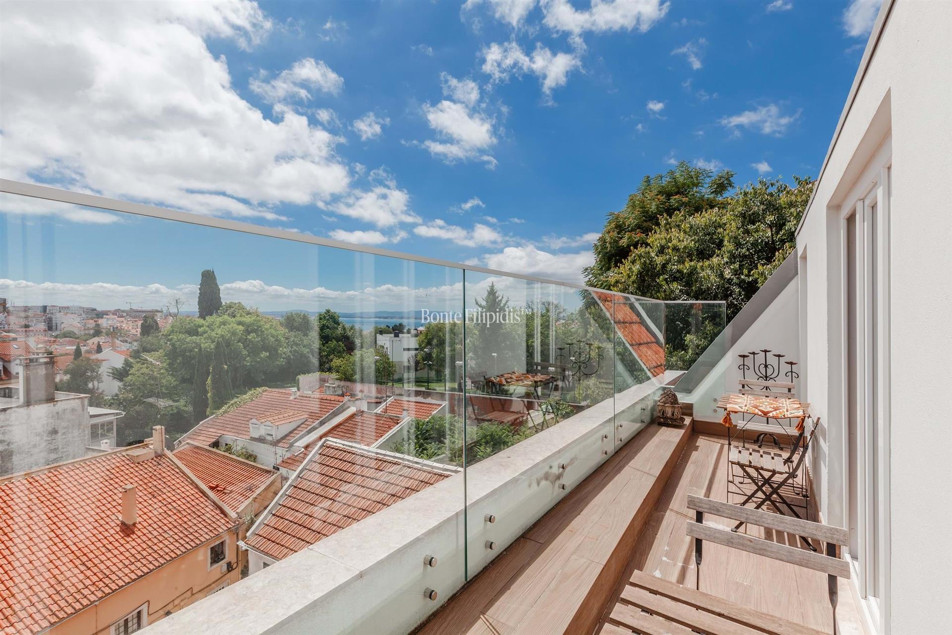 Penthouse T2 com vista para o rio Tejo, na Estrela