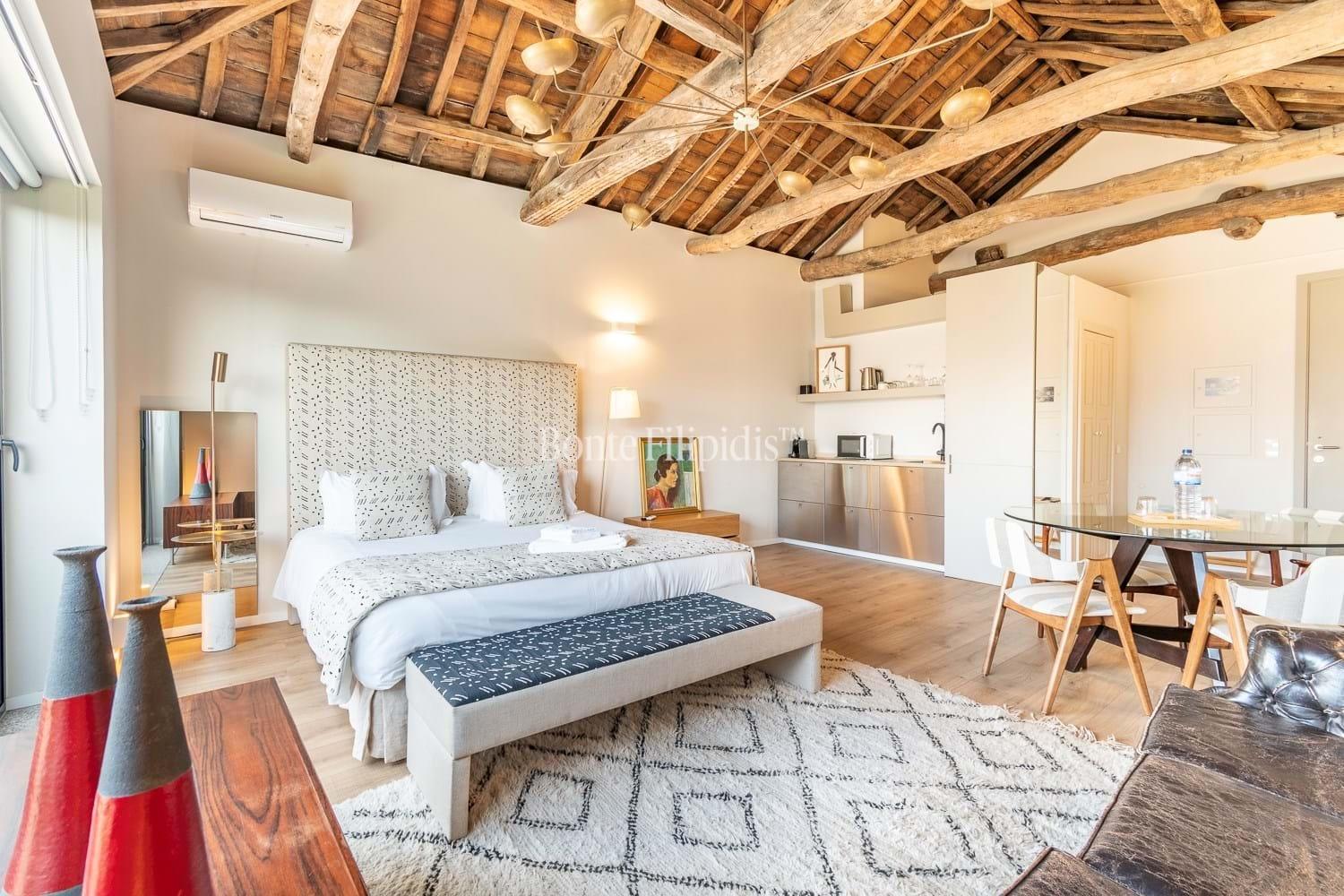 Historic Charm Meets Modern Comfort at Palácio Fenizia