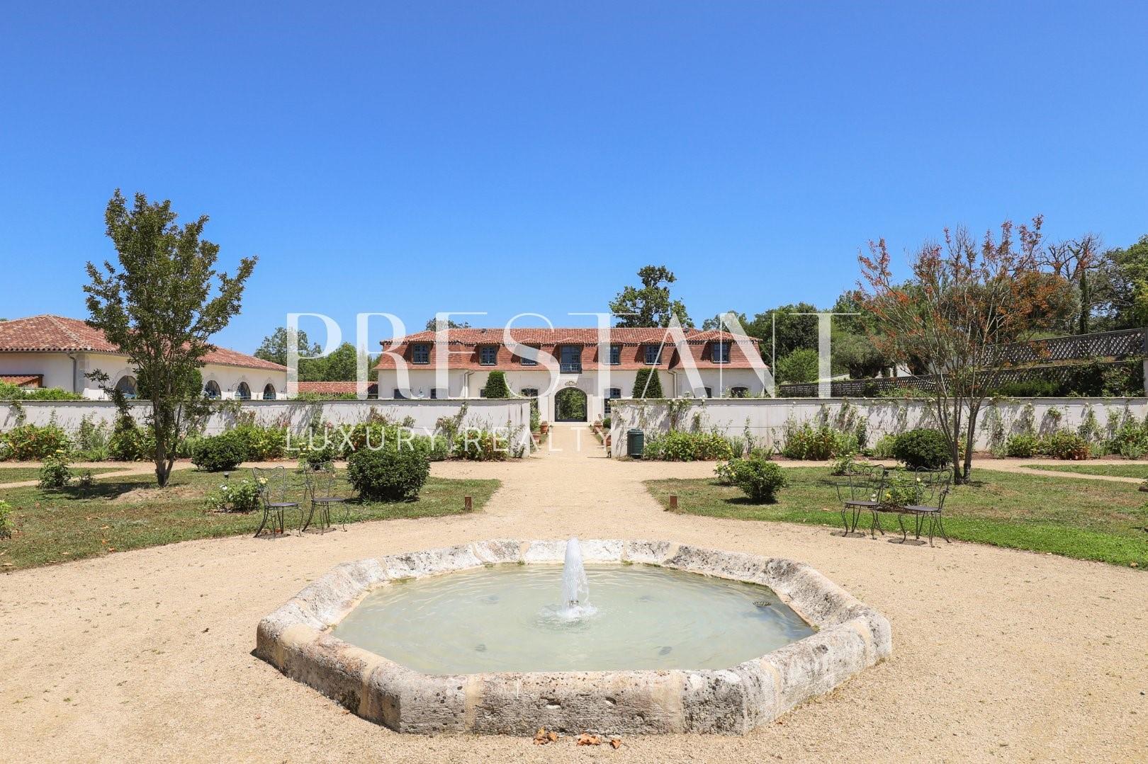 Maison à louer, 800m², Villefranque