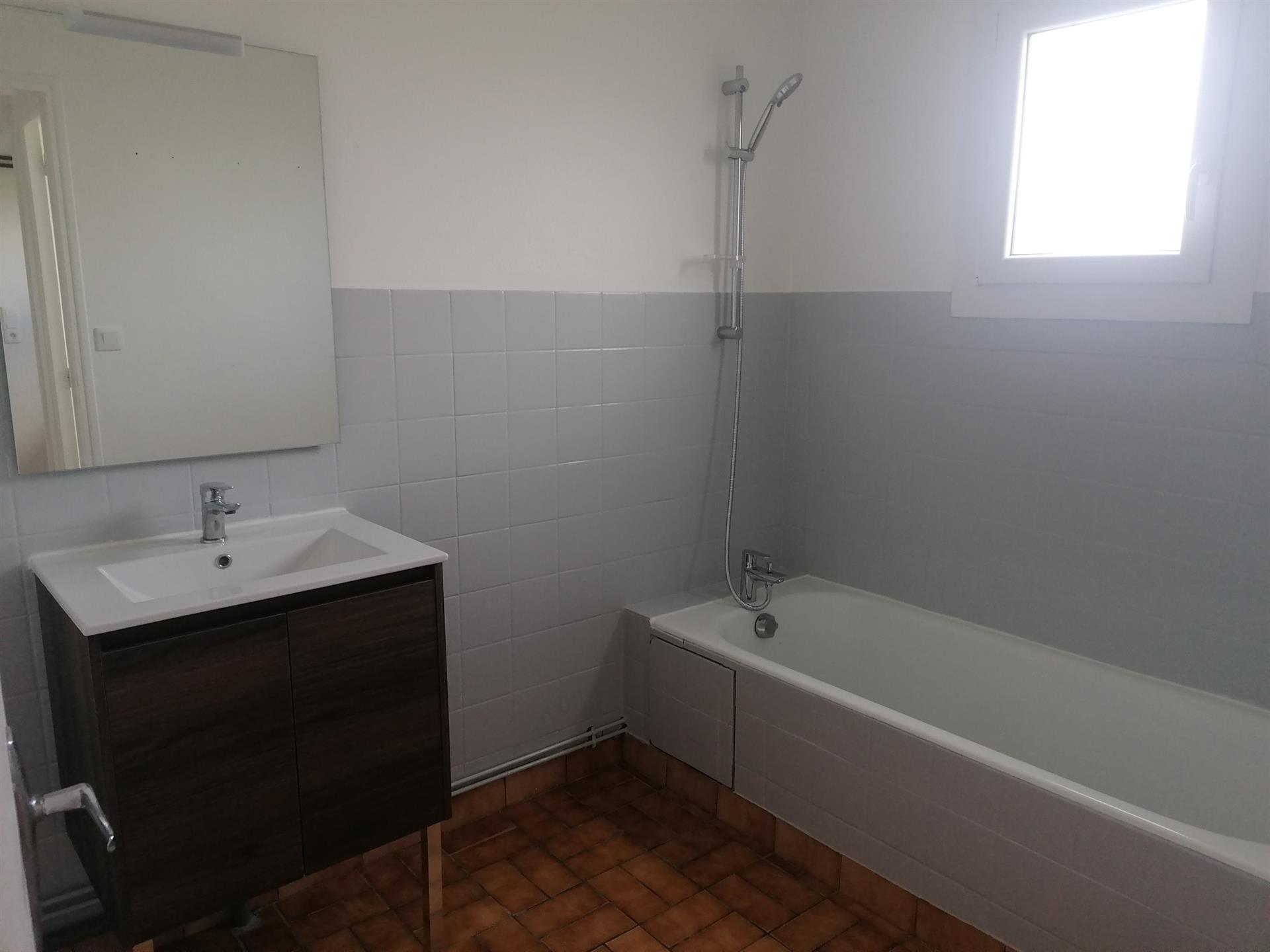 Maison à louer, 65m², Roncey