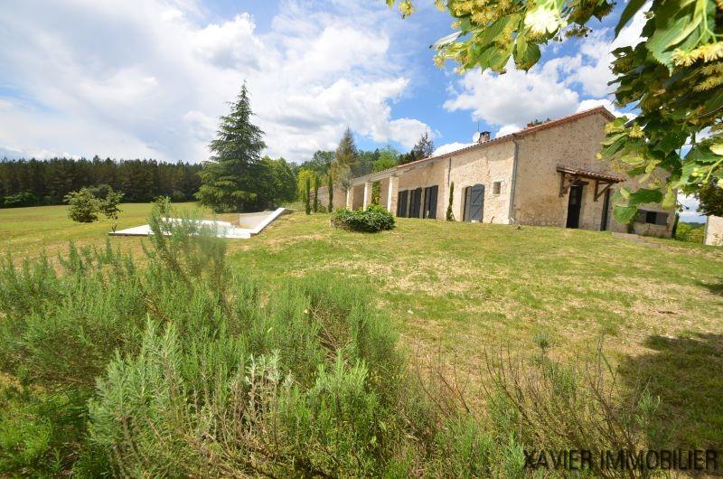 Très belle restauration pour cette grange en pierre, piscine, située sur un terrain d’env. 4900M².