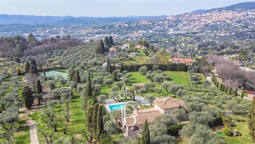 Belle propriété nichée dans une oliveraie avec une très belle vue et au calme absolu