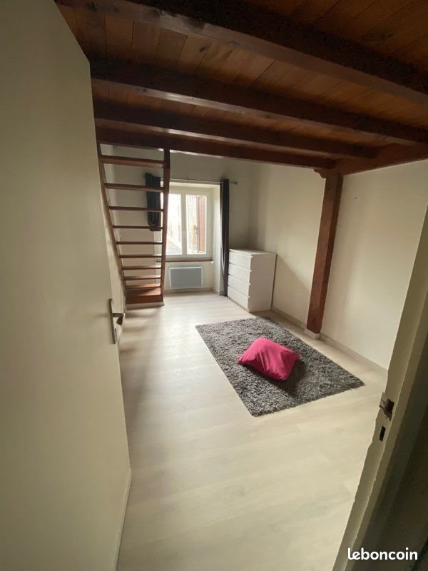 Maison à louer, 70m², Saint-Georges-de-Luzençon