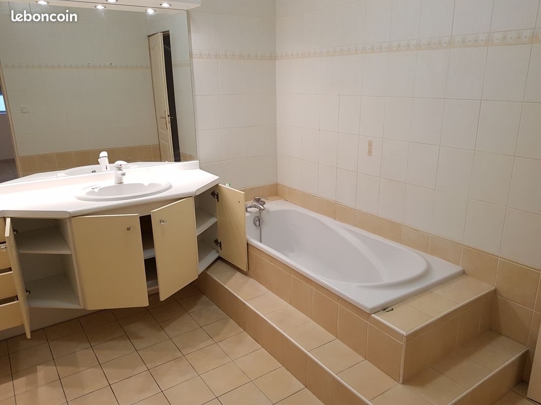 Appartement à louer, 93m², Charnècles