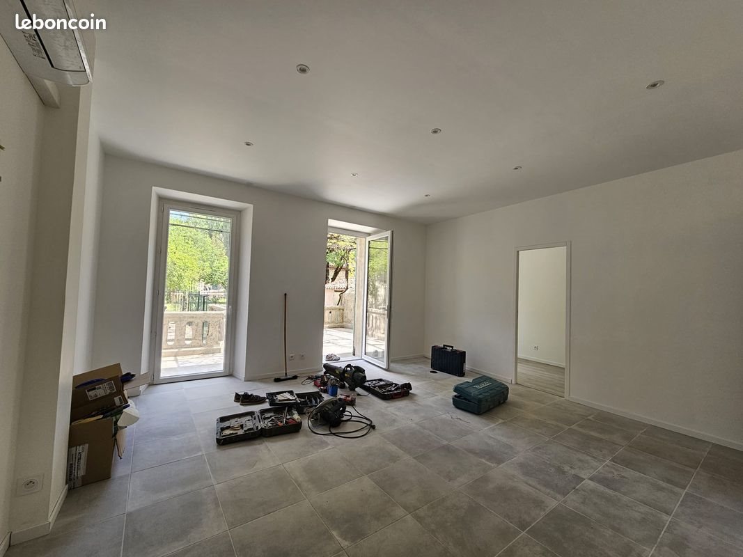 Appartement à louer, 82m², Belgentier